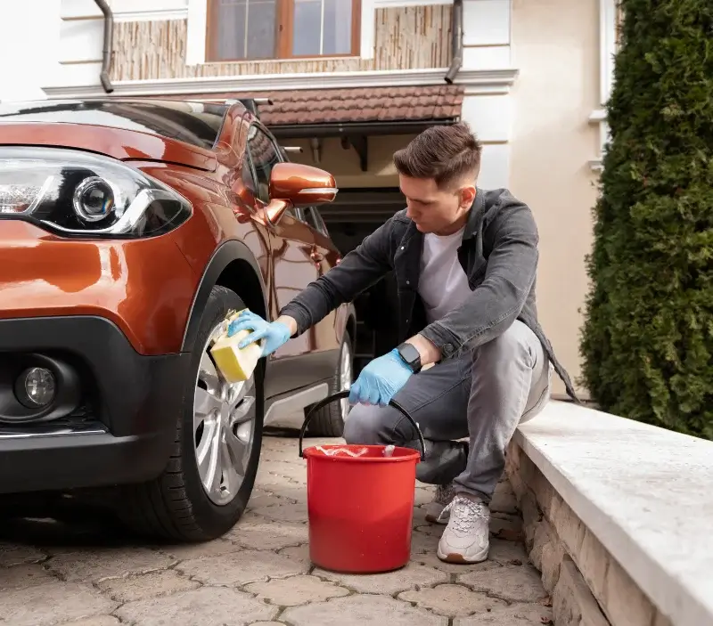 Lavage auto à domicile Serra-di-Scopamène : professionnel intervenant sur un véhicule